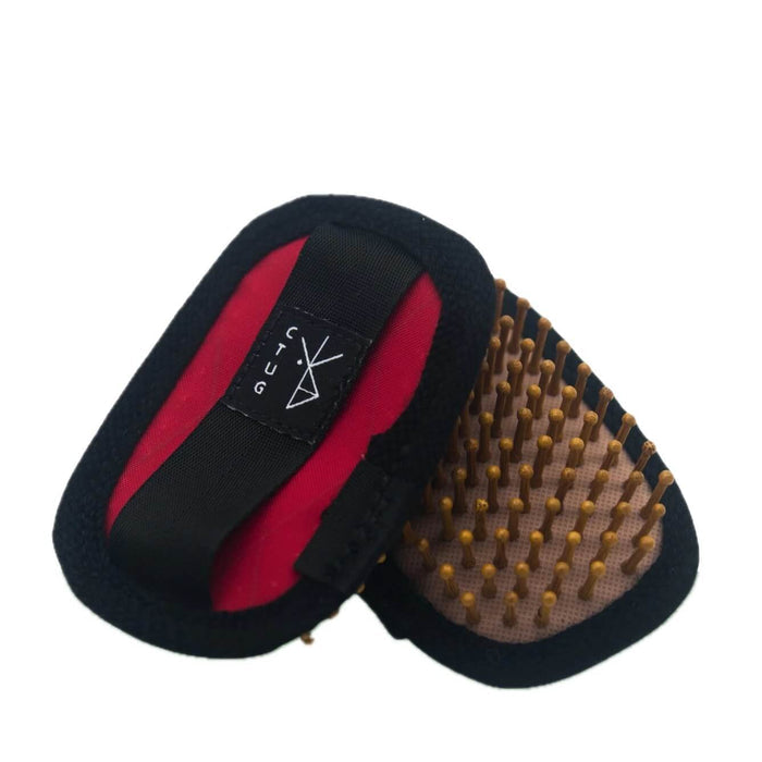 CTUG Hiker Hairbrush folded shut, red – studio view