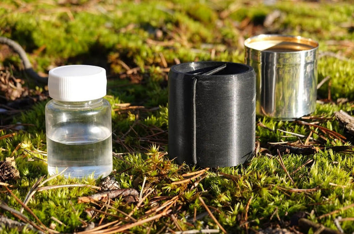 EMO Outdoor Capsule – capsule with a measured cup of fuel on grass outdoors