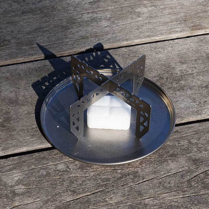 EVERNEW MulTidish Lid for Ti Cup 400&760 – dish used as a base with stove stand, outdoors