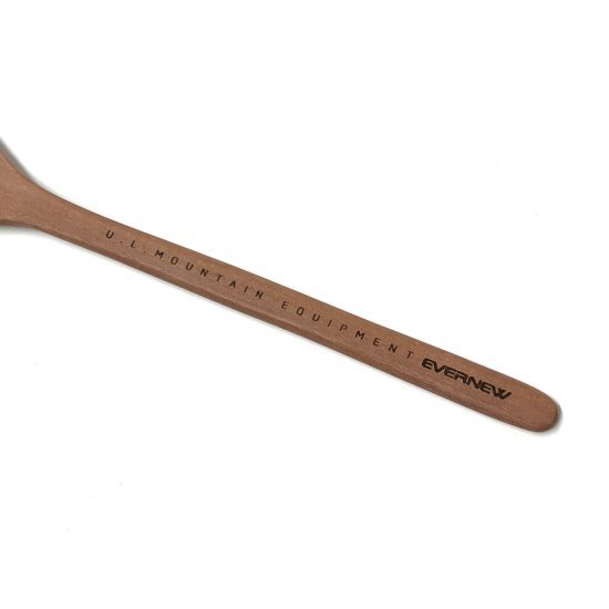 EVERNEW Sputura – full-length view of the wooden utensil, studio