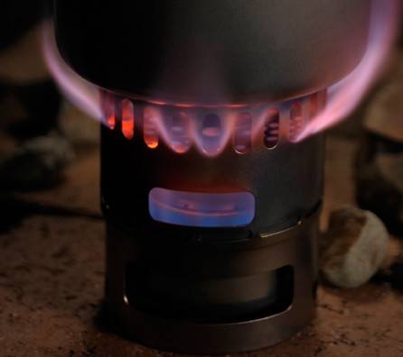 EVERNEW Ti Alcohol Stove DX set – stove burning inside the stand outdoors at night