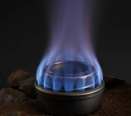 EVERNEW Ti Alcohol Stove – burner lit with blue flame in the dark