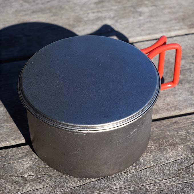EVERNEW Ti Cup 400FD – titanium cup with lid on a wooden table outdoors