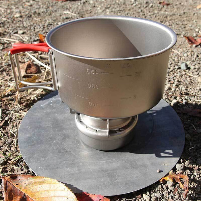 EVERNEW Ti Cup 570 – cup on a stove stand outdoors, side view