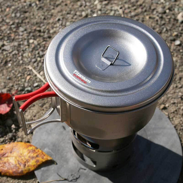 EVERNEW Ti Cup 570 – cup with lid on a stove outdoors