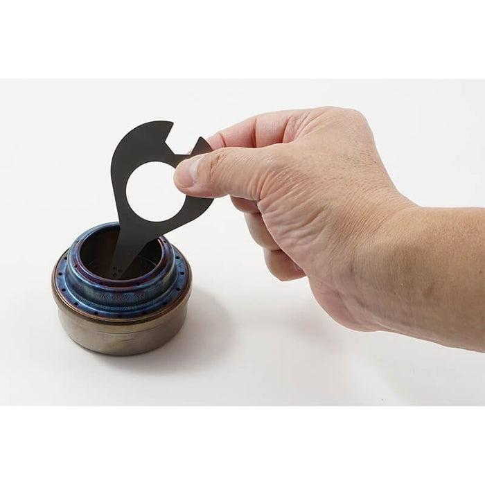 EVERNEW Ti Drip Ring – hand fitting the ring onto a cup, studio view