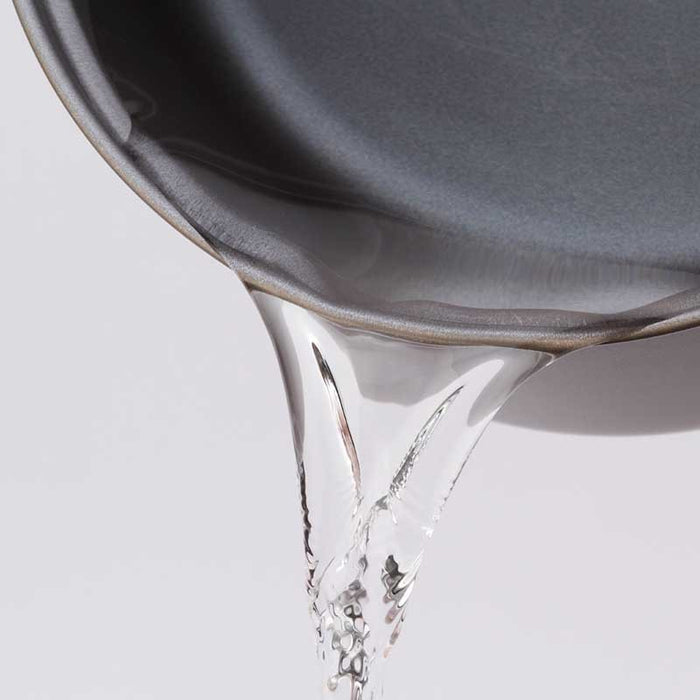 EVERNEW Ti Mug Pot 500 – pouring water from the pot, demonstration
