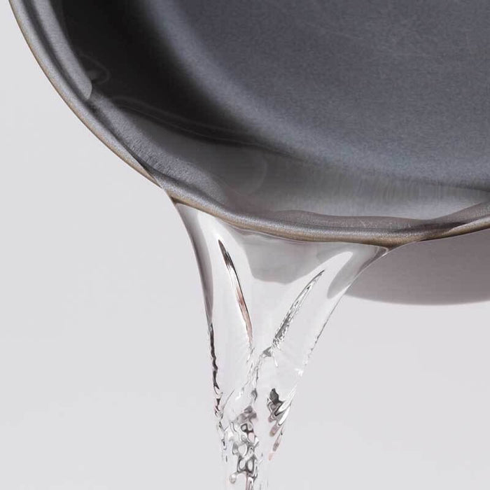 EVERNEW Ti Non-Stick Pot 600 – pouring water from the pot, demonstration