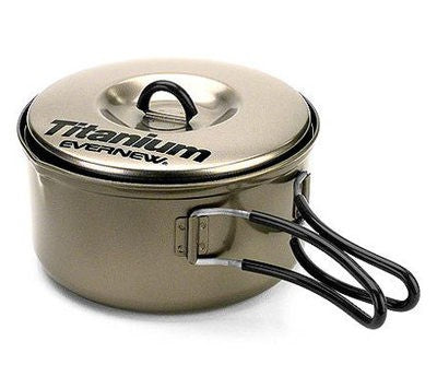 EVERNEW Ti Non-Stick Pot 900 – titanium pot with printed lid and folding handle, angled studio view