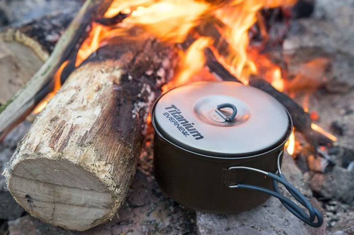 EVERNEW Ti Non-Stick Pot 900 – pot heating on burning logs, outdoors