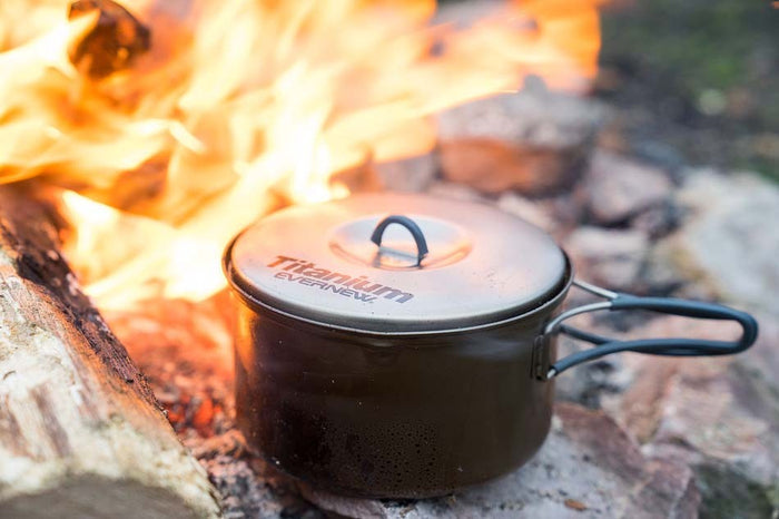 EVERNEW Ti Non-Stick Pot 900 – pot cooking over campfire flames, outdoors