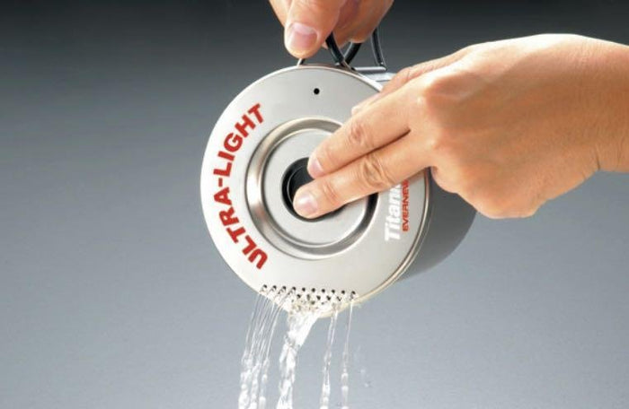 EVERNEW Ti Pasta Pot 750ml – draining water through the strainer lid, demonstration
