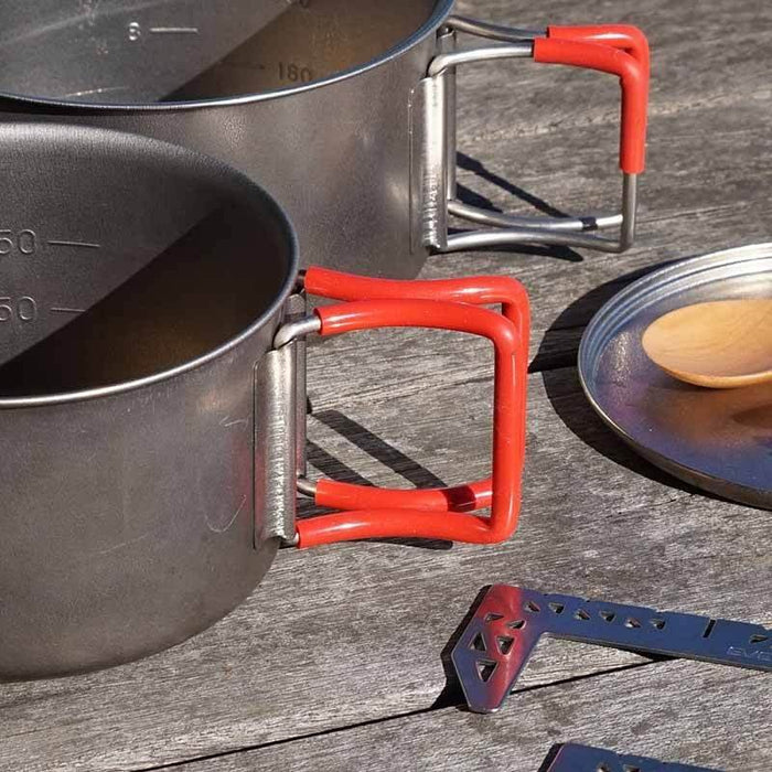 EVERNEW Ti UL Deep Pot 900ml + 250ml – pot with red folding handles outdoors on wood