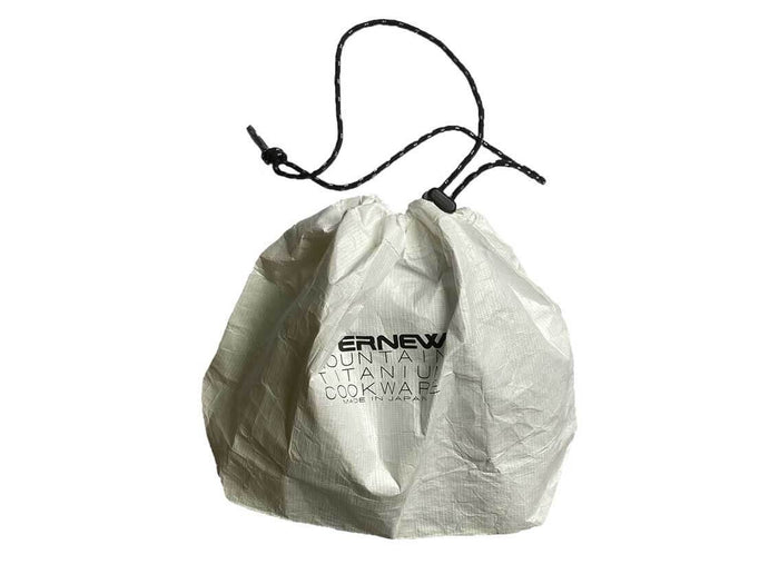 EVERNEW Ti Ultralight Pot 600ml – included drawcord stuff sack, studio view
