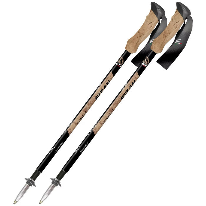 FIZAN Compact 1947 Desert – pair of poles in desert tan with cork grip, angled studio view