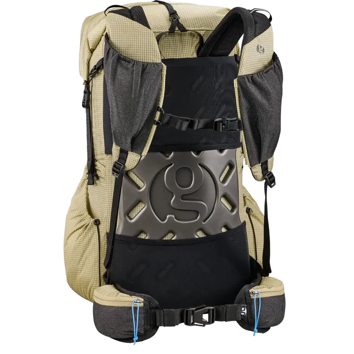 Gossamer Gear Skala 38L in tan/badlands colorway – back panel with harness and hip belt pockets
