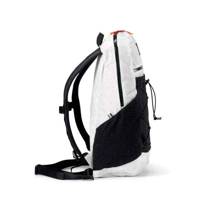 Hyperlite Mountain Gear Daybreak 22 in white – back panel with harness and sternum strap, studio