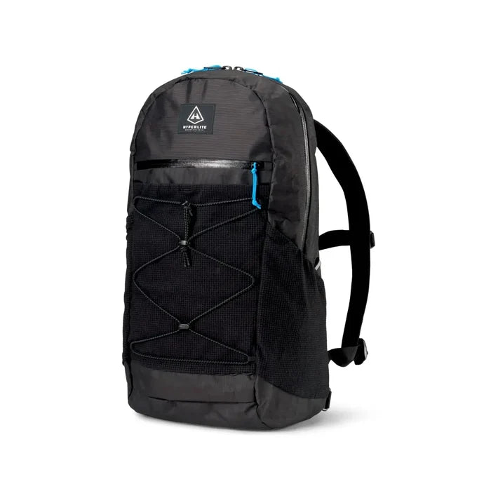 Hyperlite Mountain Gear Daybreak 22 in black – angled front studio view