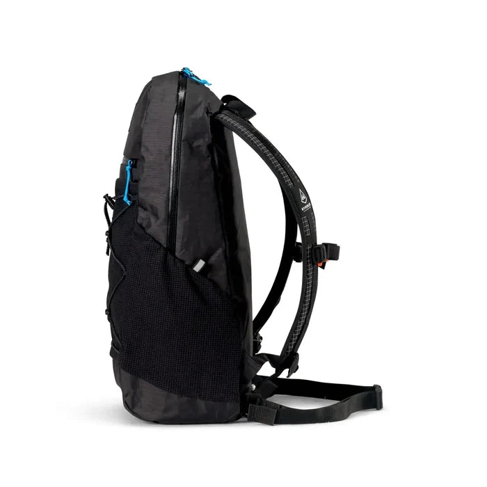 Hyperlite Mountain Gear Daybreak 22 in black – side profile studio view