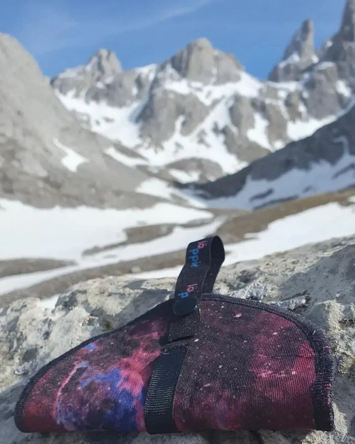Läppie Pee Cloth in Universe print – on rocks in an alpine setting