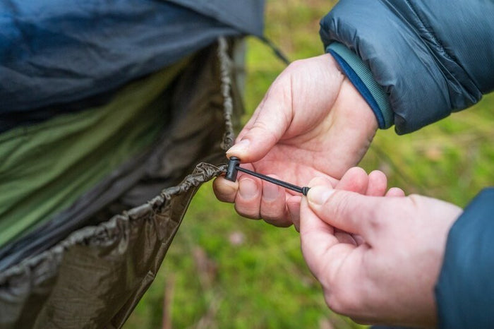 Outdoorline Underquilt Protector – clipping the protector to the hammock