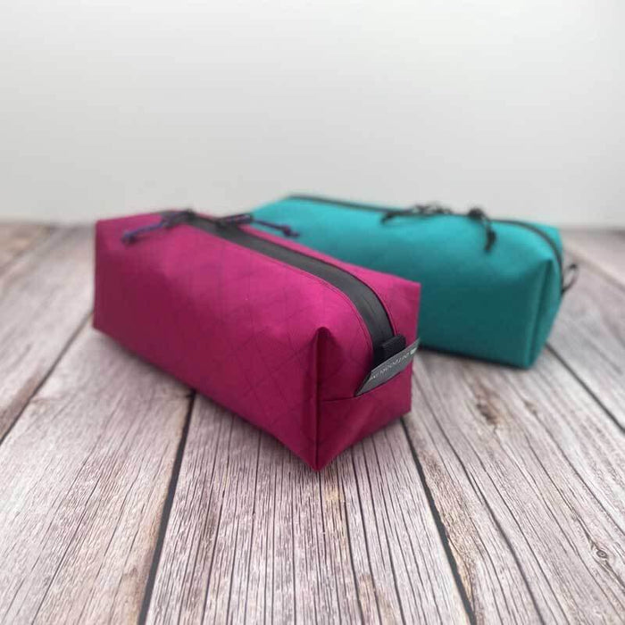 Outdoorline Zipper Pouch Long Ecopak – magenta pouch on wood