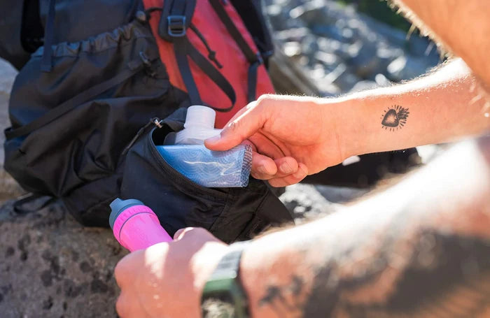 Platypus SoftBottle 1L – handling outdoors
