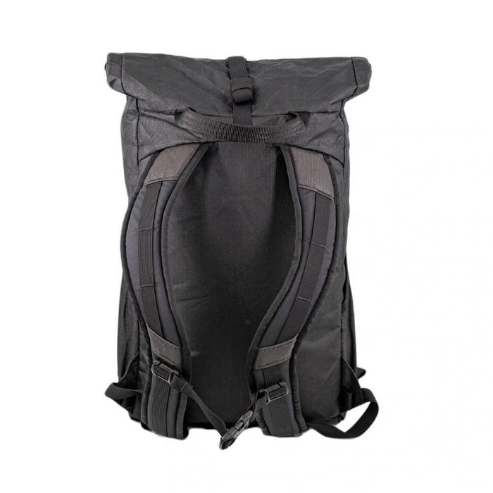 ULA Ultra Node in black, back panel with padded shoulder harness