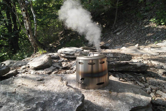 VESUV Titanium Windshield 0,9 L in use with steam rising from the pot
