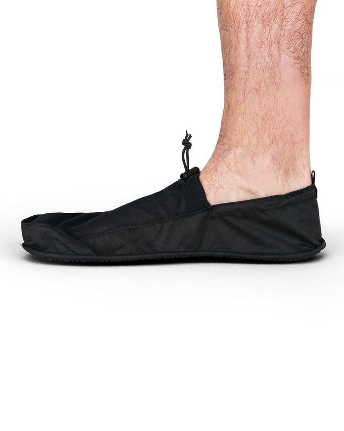 Zpacks Deluxe Camp Shoes in black – worn, side profile